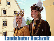 Landshuter Hochzeit vom 27.06.-19.07.2009 in original-getreuen Kostümen vor der Kulisse der gotischen Stadt  (Foto. Veranstalter)